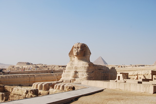 Egypte : le Sphinx et les pyramides en arrière plan
