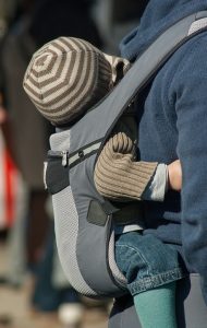 Le porte-bébé souple, facile à transporter et très utile